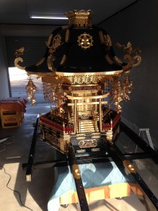 近藤仏壇店での神輿の修繕　2015年3月2日撮影